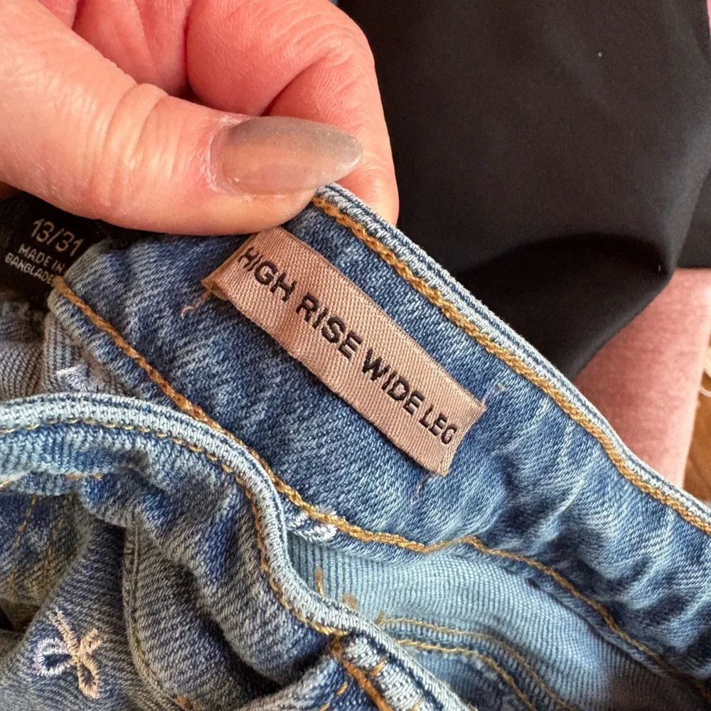 Embroidered Bow Patterned Wide Leg Jean - Picture 9 of 10